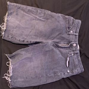 grey shorts
